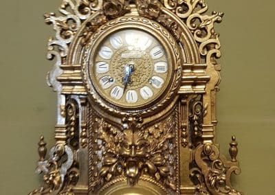 Reloj del siglo XIX hecho todo de metal dorado