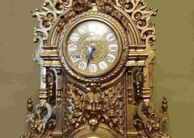 Reloj del siglo XIX hecho todo de metal dorado